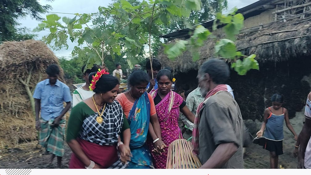 চাঁদের আলোয় গ্রামের আখড়ায় ওঁরাওদের রাইজ কারাম