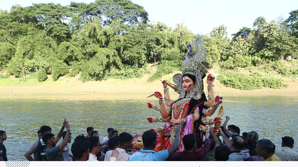 বিজয়া দশমীর আনন্দে মুখর পূজামণ্ডপ, শেষ হলো শারদীয় দুর্গোৎসব