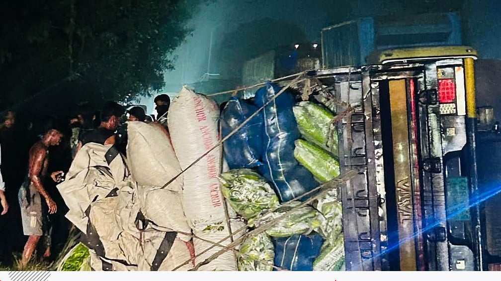 বেপরোয়া গতিতে চলছিল বাস, পিকআপের সঙ্গে সংঘর্ষে প্রাণ গেল দুজনের