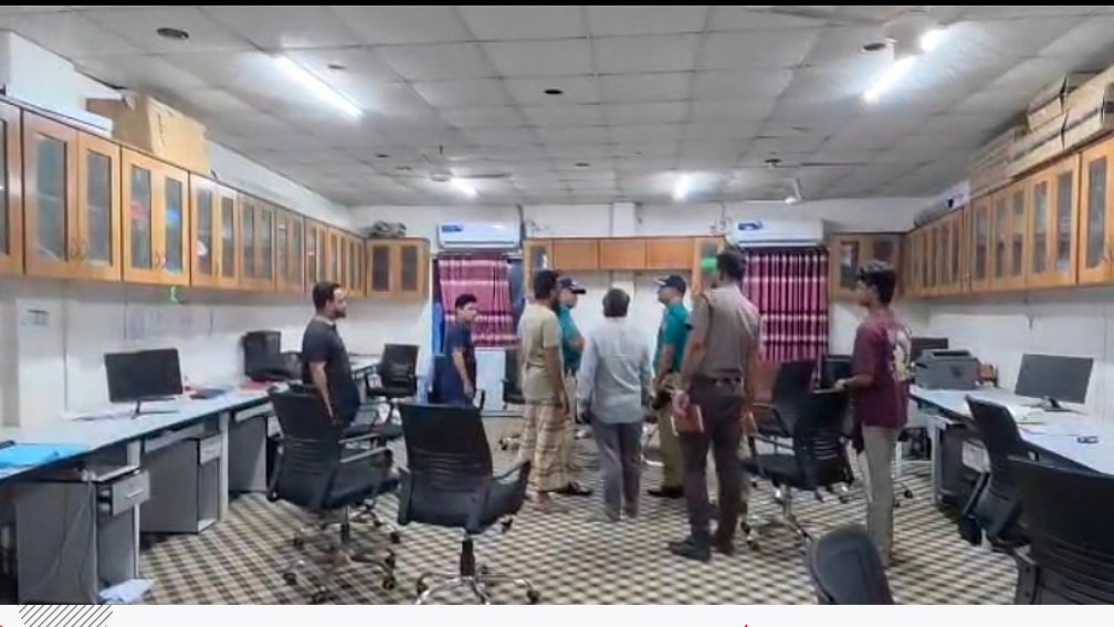 কুরিয়ার ব্যবস্থাপককে মৃত্যু হুমকি: ‘না হলে সবার আগে তোর লাশ পড়ে থাকবে’