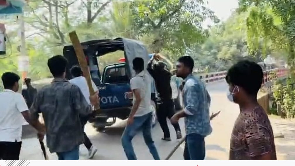 গোপালগঞ্জে নিষিদ্ধ সংগঠনের মিছিলে পুলিশের গাড়িতে হামলা, তিন সদস্য আহত