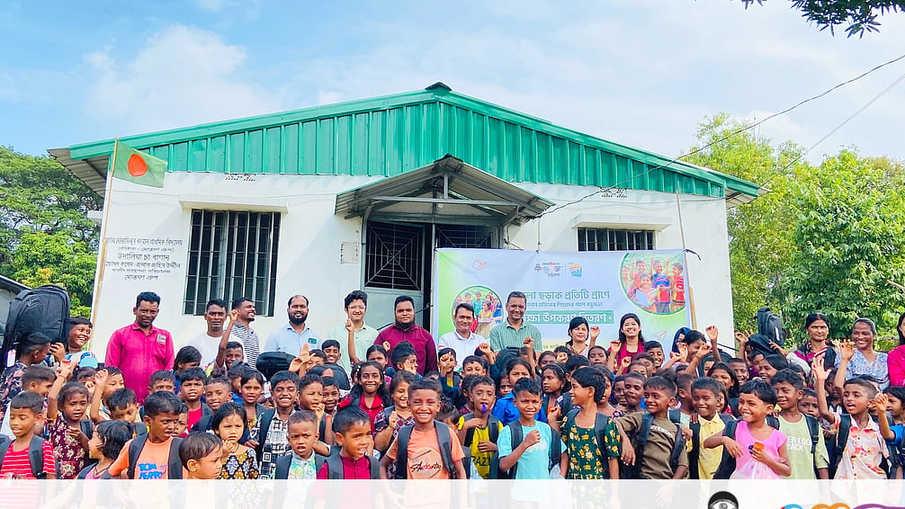 ফটিকছড়ির চা-বাগানে শিক্ষা উপকরণ বিতরণে বন্ধুসভার বিশেষ উদ্যোগ