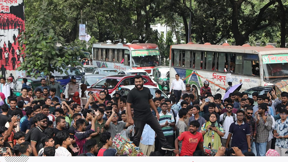 সচিবালয় স্থানান্তরের প্রতিবাদে আগারগাঁওয়ে সড়ক অবরোধ শেকৃবির শিক্ষার্থীদের